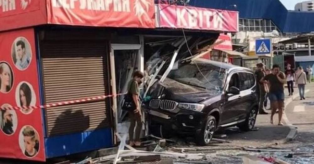 В Киеве девушка на BMW снесла два киоска (фото, видео)
