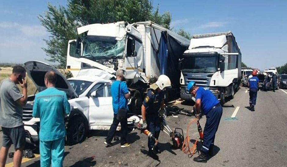 В Ростовской области на трассе М-4 столкнулись девять автомобилей