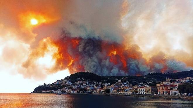 В Греции лесные пожары вышли из под контроля, более 600 человек эвакуировали морем