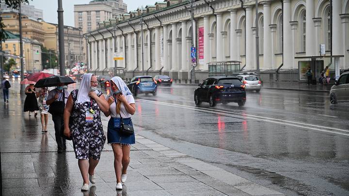 Женщина выгуливала своего ребенка голышом во время дождя в Новгороде