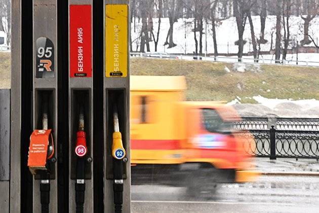 Биржевая цена бензина в РФ снижается второй день подряд после рекордного роста