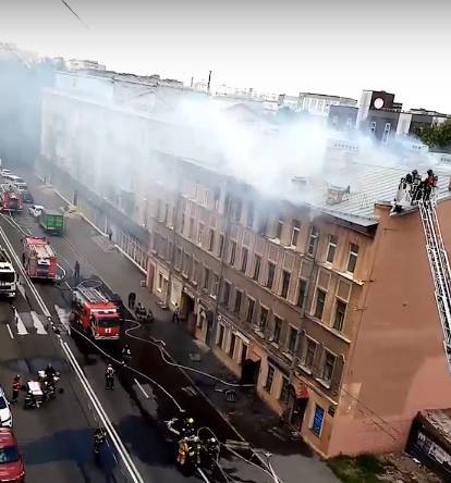 В Петербурге от пожара задымилась крыша доходного дома Голубева — видео