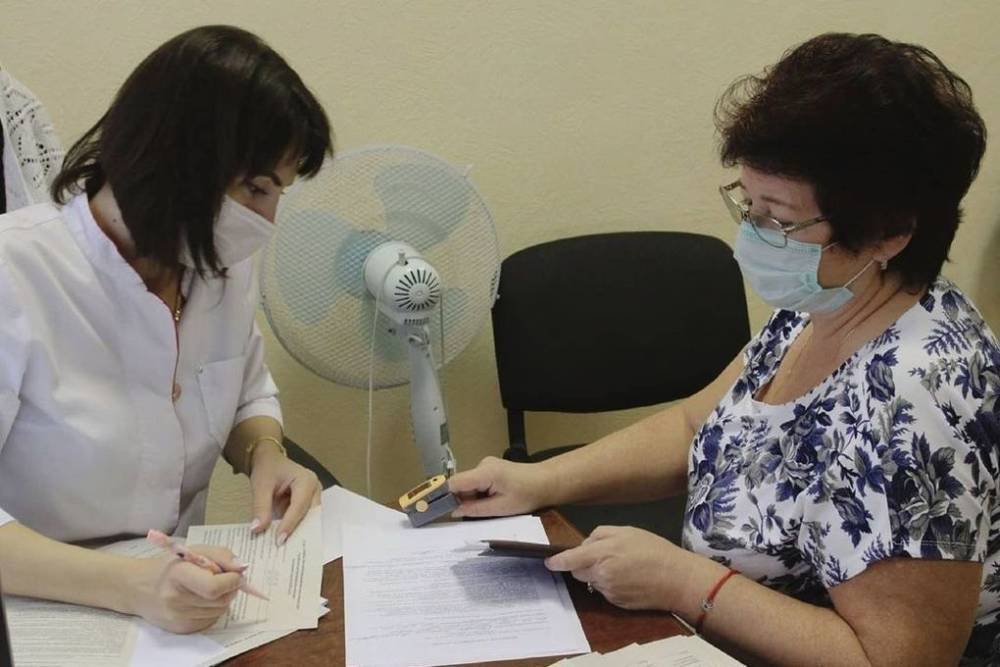 Более 50 сотрудников администрации Пскова привились первым компонентом вакцины