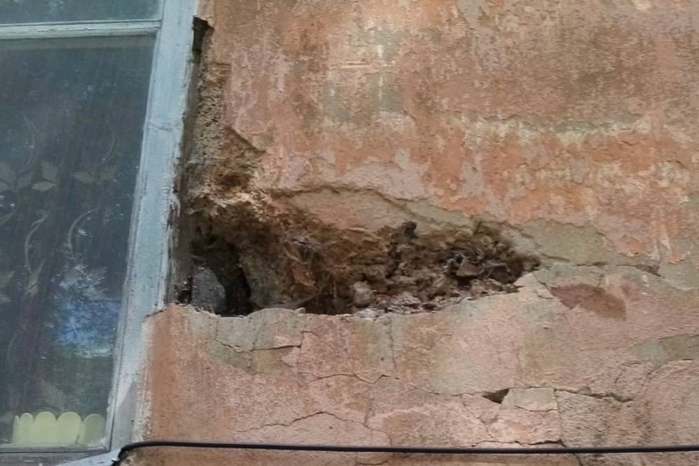 В стене аварийного дома в тульском поселке Косая Гора образовалась трещина