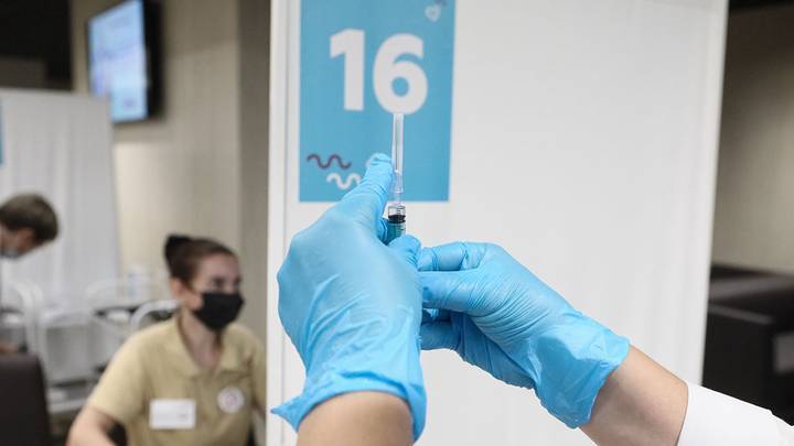 В Минздраве оценили число не завершивших вакцинацию россиян