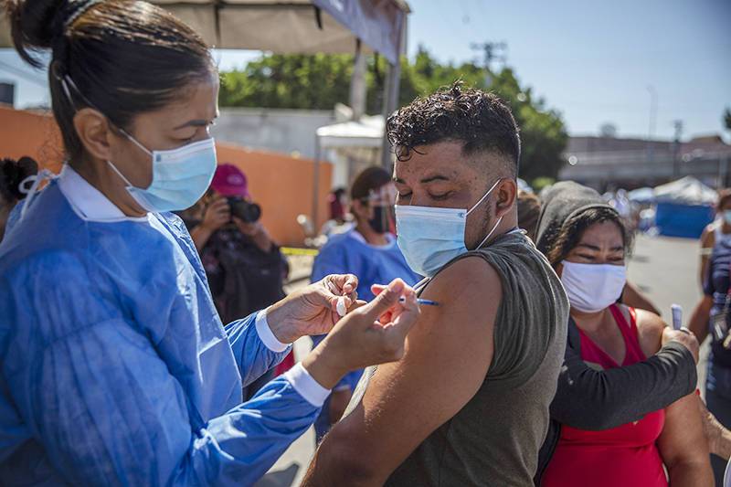 В США объявили о вакцинации от COVID-19 половины граждан