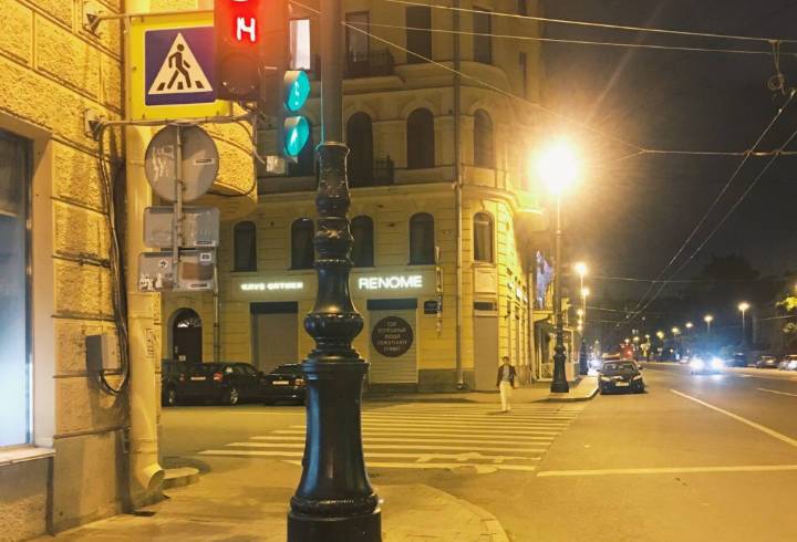 Женщина попала в больницу после "встречи" с мопедом в центре Петербурга
