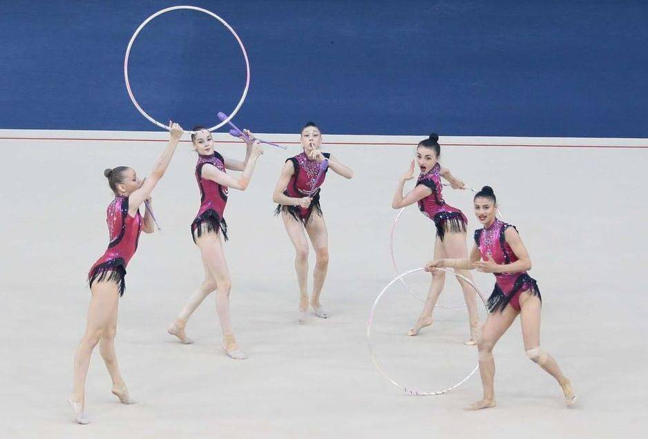 Команда Азербайджана представила упражнение с тремя обручами и двумя парами булав в рамках соревнований на Олимпиаде в Токио