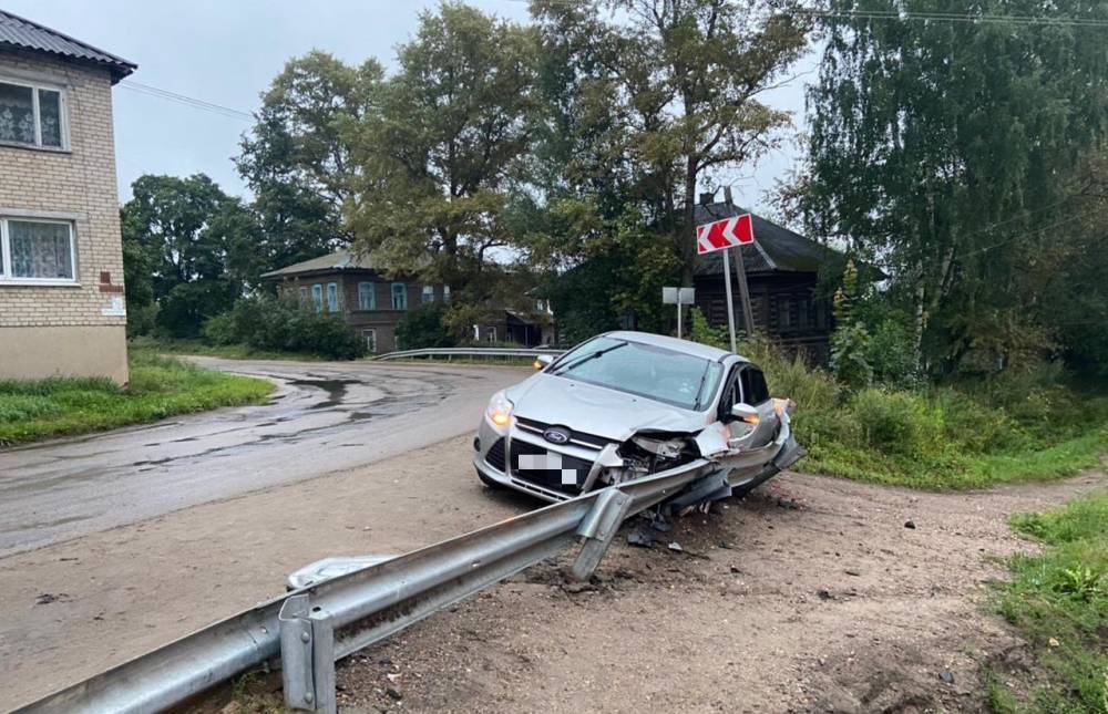 В Тверской области барьерное ограждение уберегло водителя от более страшного ДТП
