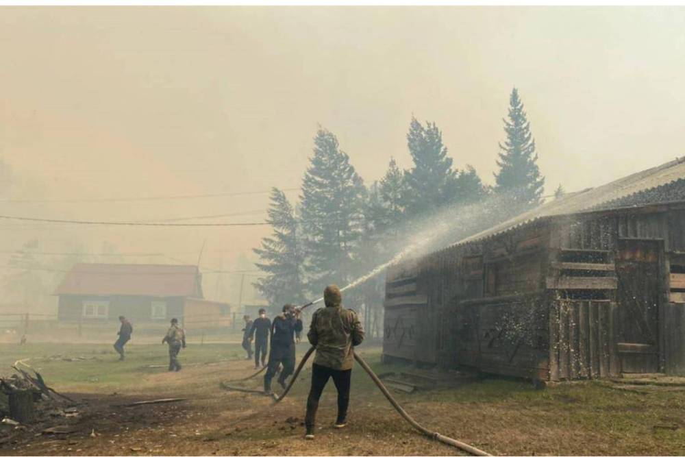 В Якутии верховой пожар перекинулся на село Бясь-Кюель