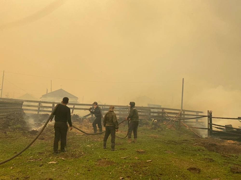 В Якутии из-за лесного пожара эвакуировали жителей села Бяс-Кюель