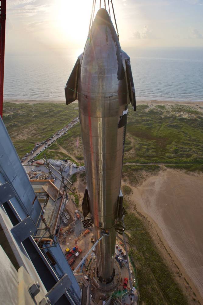 SpaceX впервые собрала "самую высокую ракету в истории"