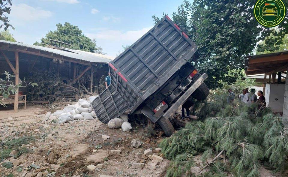 Водитель грузовика врезался в "Ласетти", а затем снес стену жилого дома