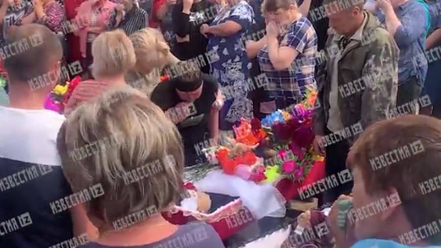 Потерявшей семью в Хакасии женщине стало плохо на похоронах