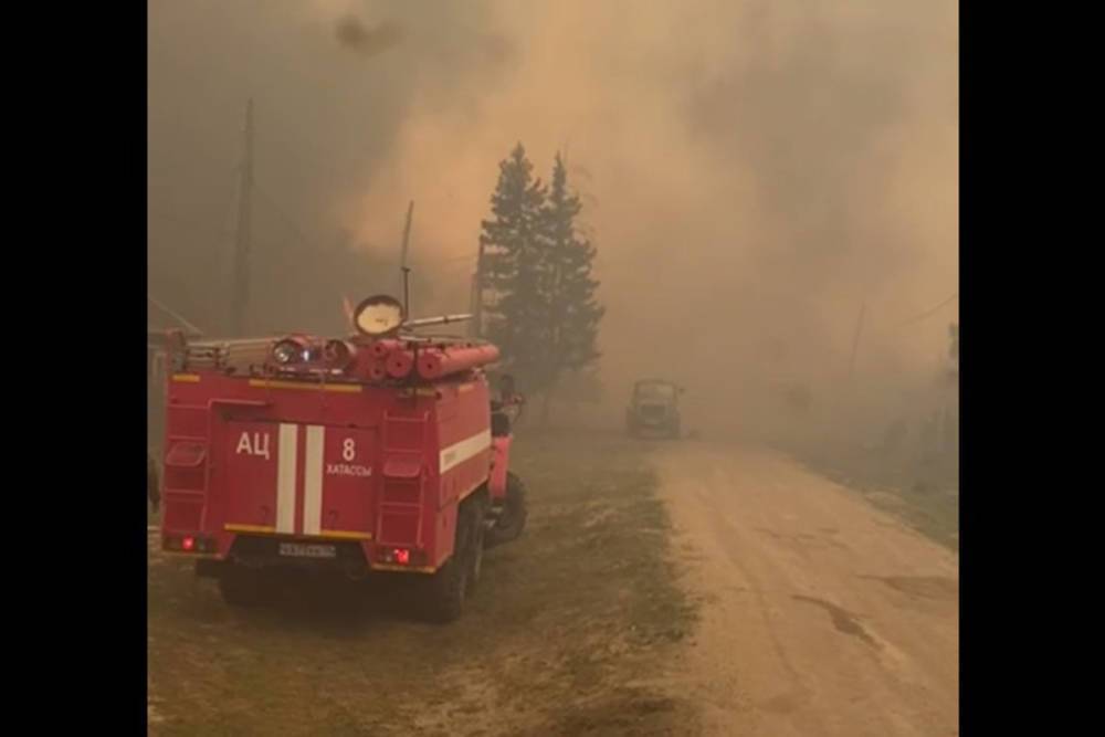 Лесной пожар накрыл якутское село Бясь-Кюель, жителей эвакуируют