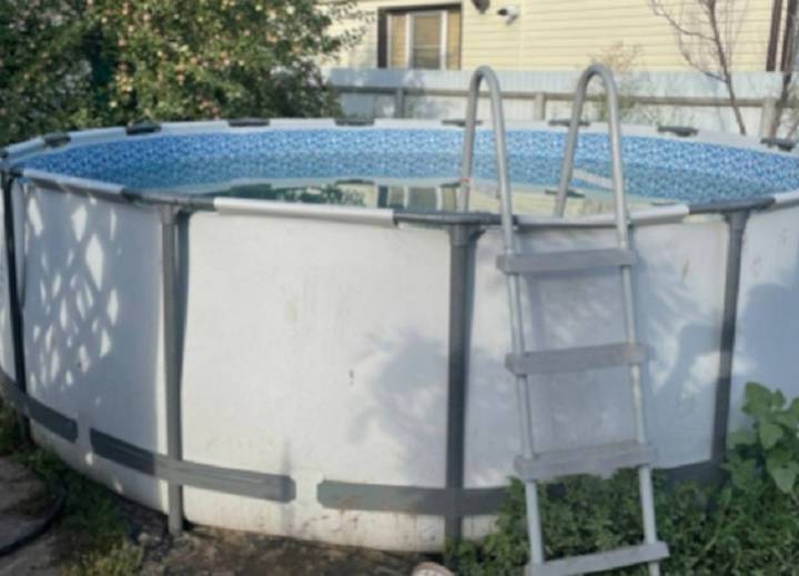 3-летняя кроха под Волгоградом утонула в каркасном бассейне, когда отец отвлекся