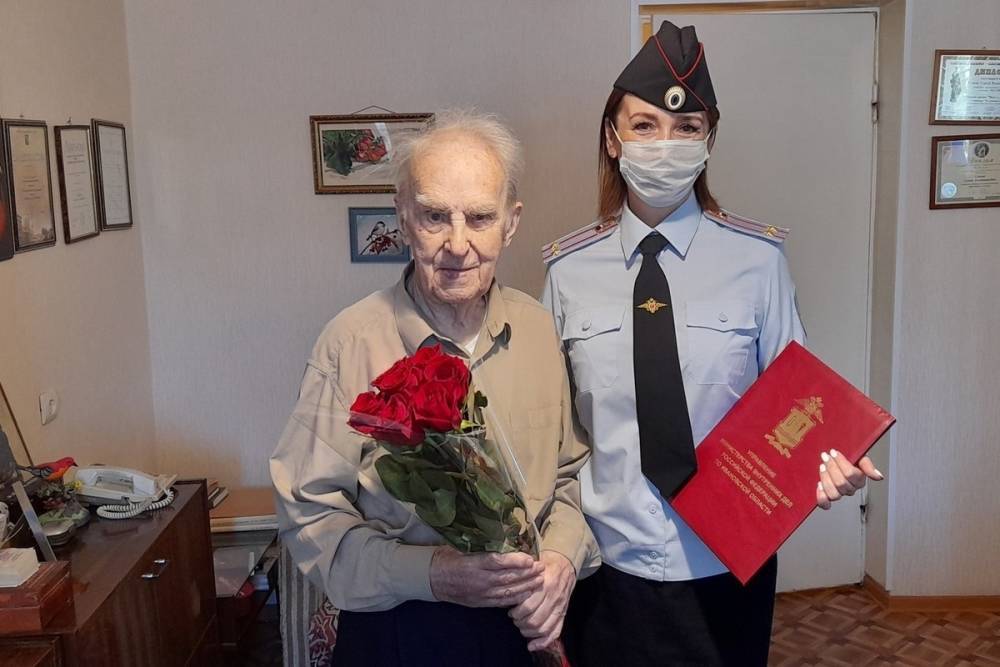 В Иванове 93-летний ветеран внутренней службы принимает поздравления