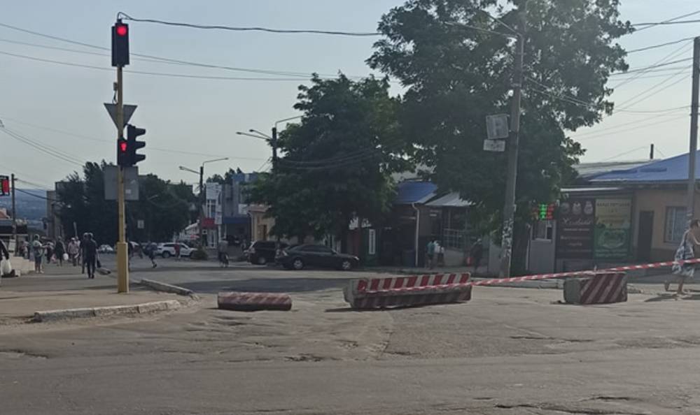 В центре Лисичанска дорогу перегородили бетонными блоками: фото