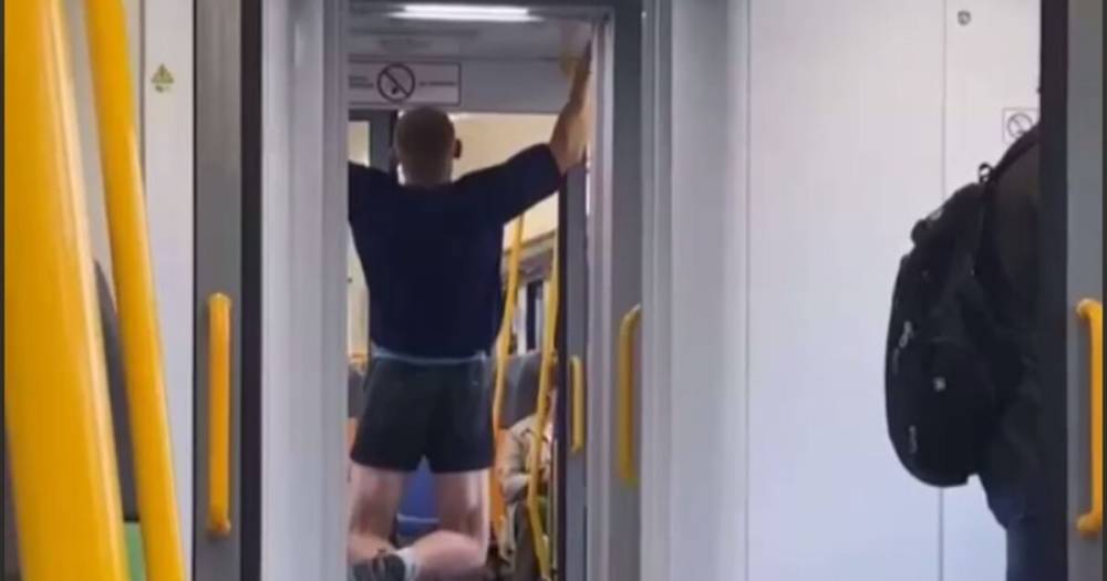 Мужчина устроил тренировку в подмосковной электричке и попал на видео