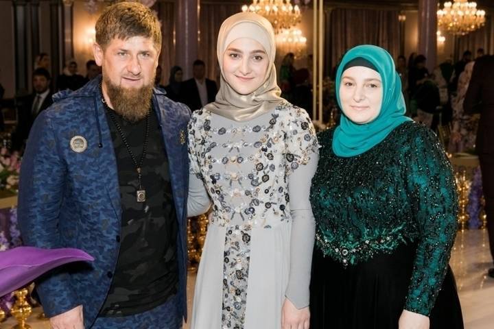 Путин объявил благодарность жене Кадырова