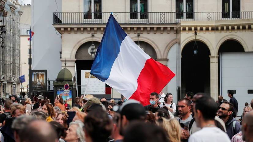 В Париже проходят протесты против ограничений из-за COVID-19
