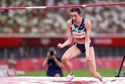 Российская прыгунья Мария Ласицкене завоевала золото на Олимпиаде-2020 в Токио, взяв высоту 2,04 метра