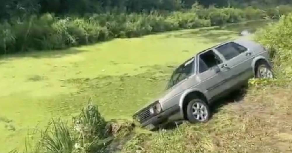 В калининградской ГИБДД рассказали подробности аварии со съехавшей в ручей машиной (видео)