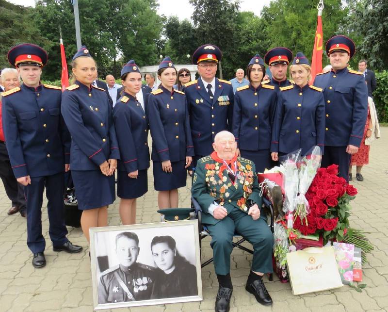 В Смоленской области сотрудники СКР поздравили ветерана Великой Отечественной войны со 100-летним юбилеем
