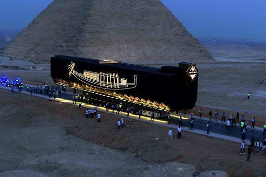 Самое древнее судно — первую лодку Хеопса — доставили в Большой египетский музей