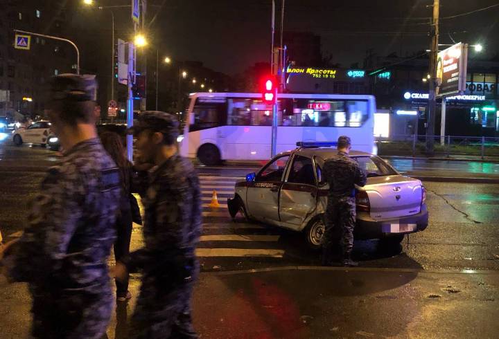 В Кировском районе Петербурга произошла массовая авария с участием автомобиля Росгвардии