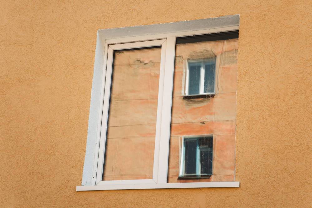 Жительница Красноярска выпала из окна дома