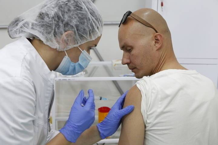 Более 23 тысяч петербуржцев завершили вакцинацию перед выходными