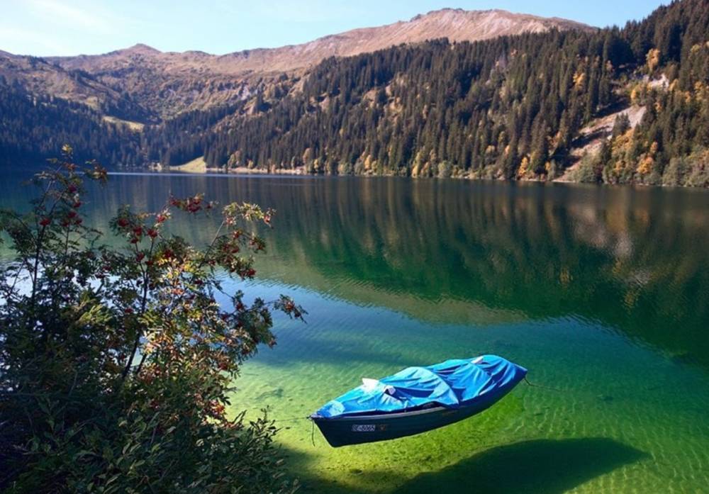 Голубое озеро: где находится одно из чистейших озер на планете, купаться в котором строго запрещено
