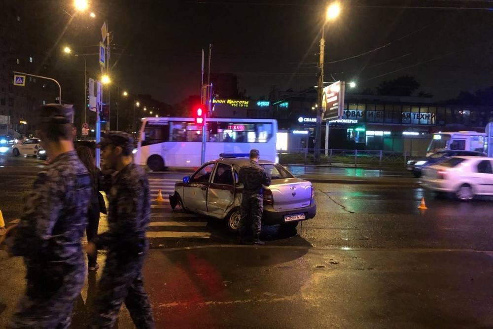 Росгвардейцы снесли два авто на проспекте Ветеранов