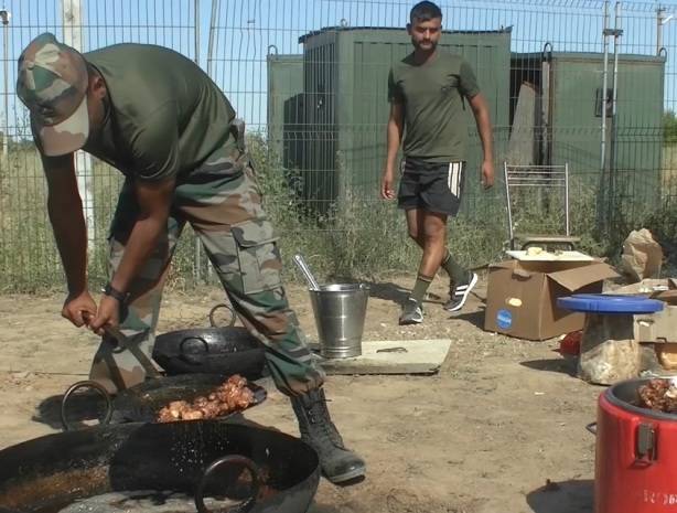 Российских военнослужащих накормили индийскими лепешками роти