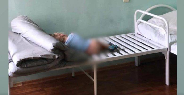 "Он сам по себе": В Волгограде малыша заперли одного в больничной палате без ухода врачей