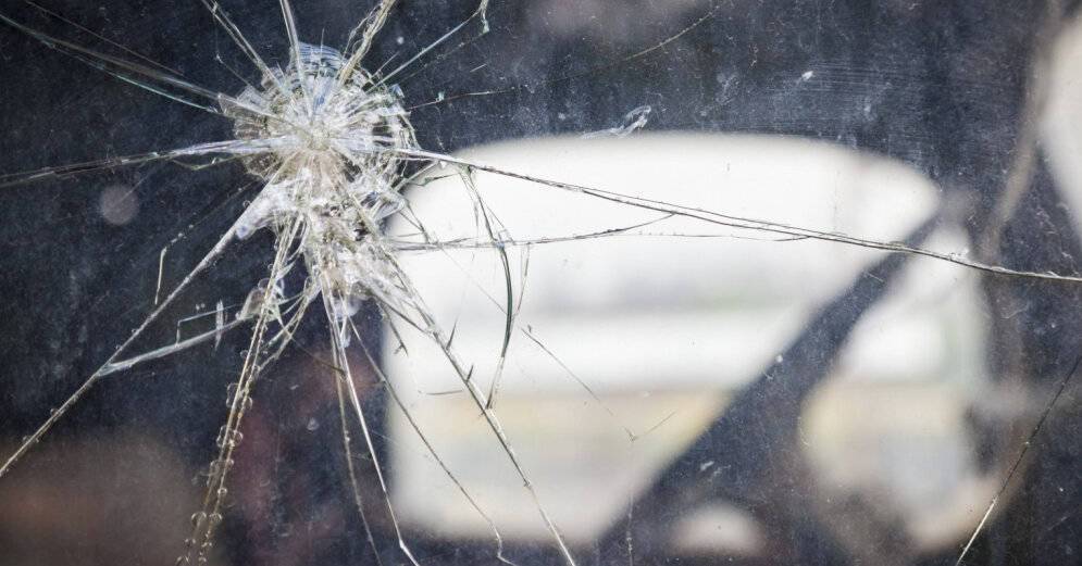 Два человека погибли в столкновении автобуса и "легковушки" на Лиепайском шоссе