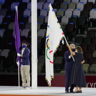 Томас Бах передал олимпийский флаг мэру Парижа Анн Идальго