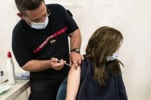 Французская молодежь заражает друг друга коронавирусом, чтобы не вакцинироваться
