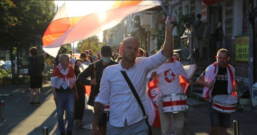 В Киеве на марше солидарности с белорусами произошла потасовка (ФОТО, ВИДЕО)
