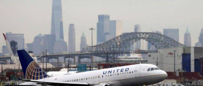 United Airlines грозит сотрудникам увольнением за отсутствие COVID-вакцинации