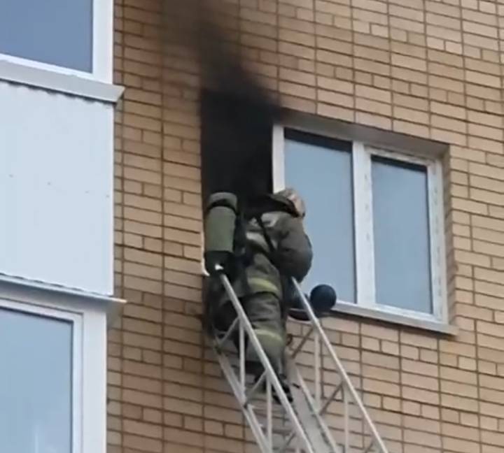 В Смоленске в многоэтажном доме вспыхнул пожар