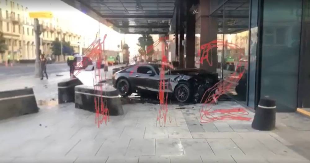 В центре Москвы спорткар протаранил автомобиль и врезался в гостиницу