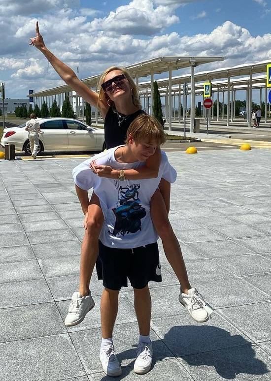 Хейтеры не дремлют: Полину Гагарину высмеяли за совместное фото с сыном