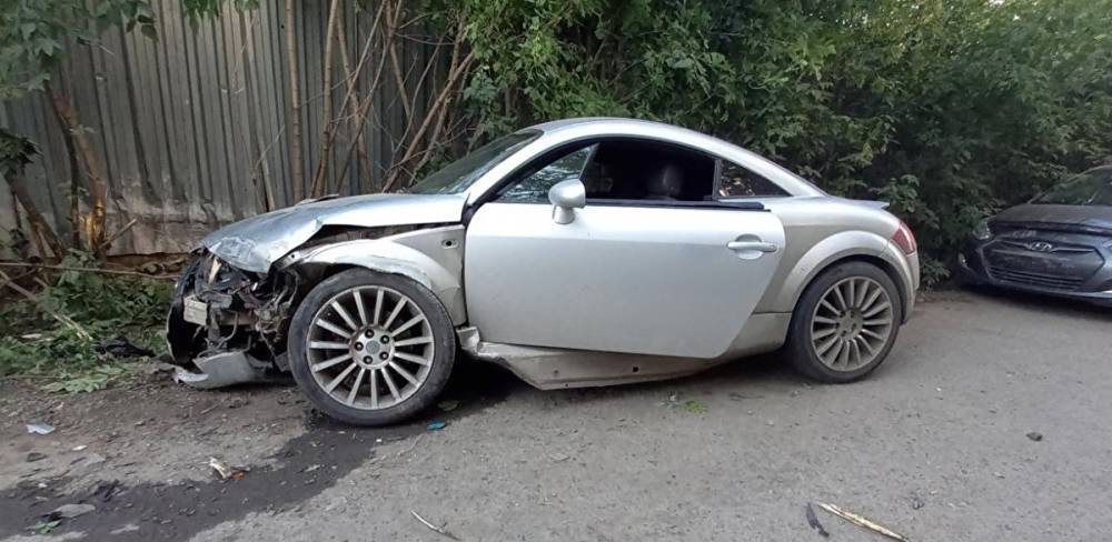 В Кургане пьяный мужчина разбился на спорт-купе Audi