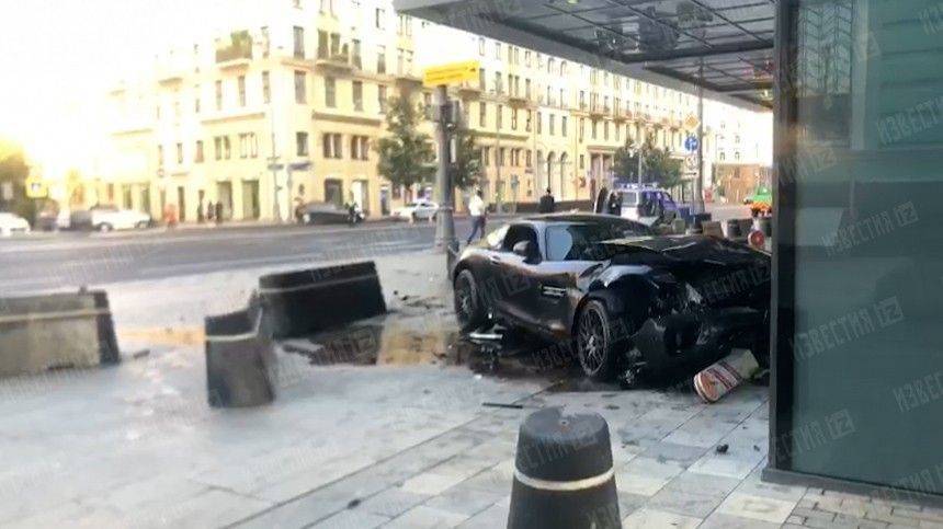 Момент ДТП со спорткаром Mercedes в центре Москвы попал на видео