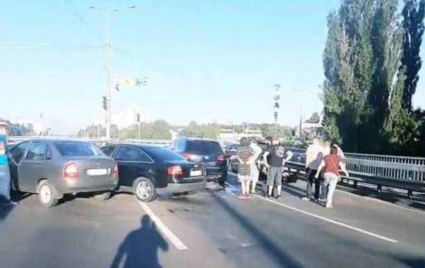 В Киеве случилось ДТП с участием пяти авто