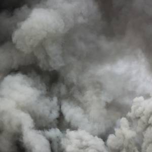 Столицу Сербии окутал дым после пожара на главной свалке города