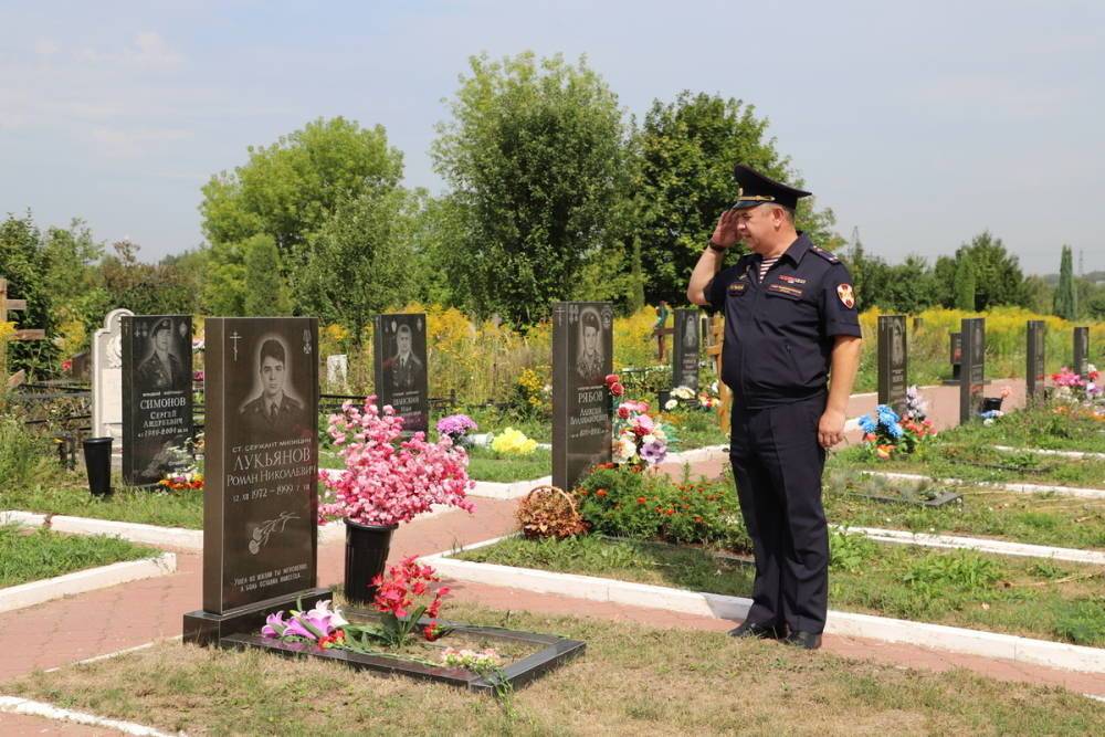 В Рязани почтили память сотрудника полиции, погибшего от рук бандитов