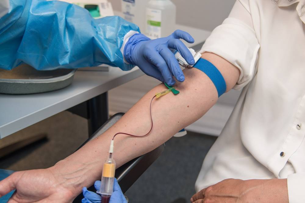 Из-за массовой вакцинации в России наблюдается дефицит донорской крови